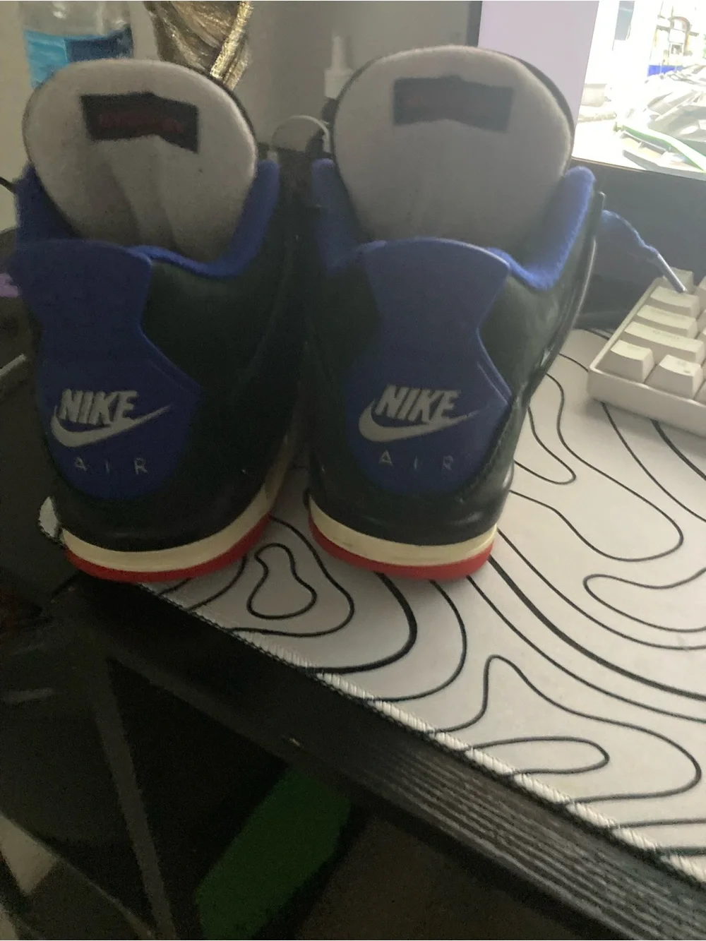 Jordan Men's Black and Red Retro Sneakers